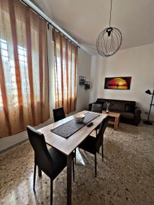 ein Esstisch und Stühle in einem Wohnzimmer in der Unterkunft Eagle's Nest in Polignano a Mare