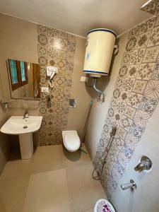 Bilik mandi di Faizzy residency