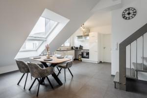 a kitchen and dining room with a table and chairs at GT-City Suite 02 I Gasgrill I Smart-TV I Balkon in Gütersloh