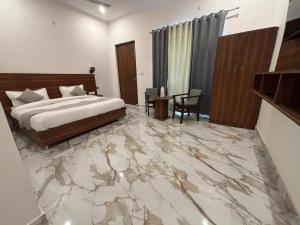 Postel nebo postele na pokoji v ubytování Corbett The Vedant