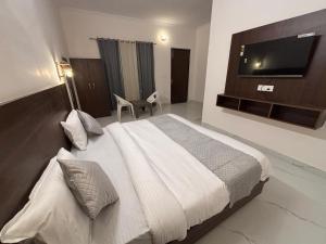 TV a/nebo společenská místnost v ubytování Corbett The Vedant