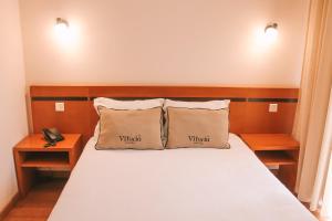 Postel nebo postele na pokoji v ubytování Vitoria Hotel