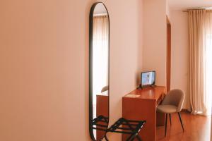 TV a/nebo společenská místnost v ubytování Vitoria Hotel