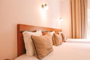 Postel nebo postele na pokoji v ubytování Vitoria Hotel