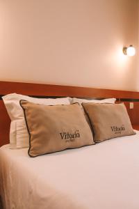Postel nebo postele na pokoji v ubytování Vitoria Hotel