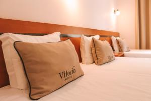 Postel nebo postele na pokoji v ubytování Vitoria Hotel