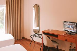 TV a/nebo společenská místnost v ubytování Vitoria Hotel