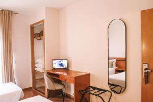 TV a/nebo společenská místnost v ubytování Vitoria Hotel