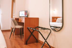 TV a/nebo společenská místnost v ubytování Vitoria Hotel