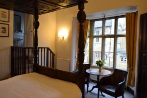 Postel nebo postele na pokoji v ubytování Noel Arms - "A Bespoke Hotel"