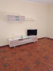 a living room with a television and a couch at Appartamento Stio in Stio