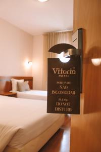 Postel nebo postele na pokoji v ubytování Vitoria Hotel