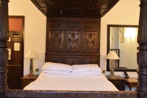 Postel nebo postele na pokoji v ubytování Noel Arms - "A Bespoke Hotel"