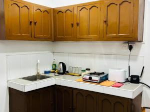 Cucina o angolo cottura di The Beach House , Nilaveli , Trincomalee
