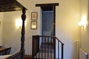 Postel nebo postele na pokoji v ubytování Noel Arms - "A Bespoke Hotel"