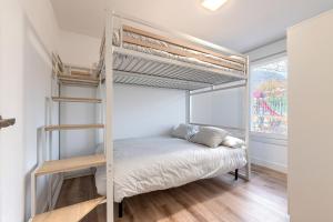 een slaapkamer met twee stapelbedden en een raam bij VT Refugio de Paz en la Naturaleza casa Espaciosa para Familias y Grupos in Ibarguren