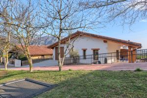 een huis met een hek ervoor bij VT Refugio de Paz en la Naturaleza casa Espaciosa para Familias y Grupos in Ibarguren