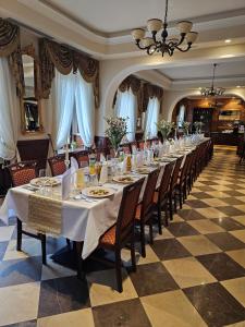 Reštaurácia alebo iné gastronomické zariadenie v ubytovaní Hotel Polonia