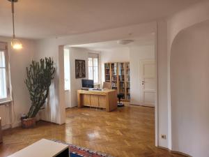 Un televizor și/sau centru de divertisment la Spacious Urban Home l Self Checkin