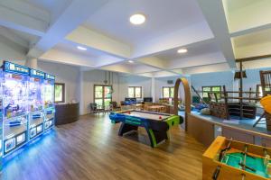 Cape Panwa Hotel Phuket的游戏室