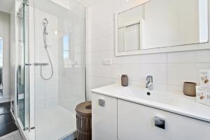 ニースにあるNice Renting - VICTOR - Historic Palace Luxury 3 Bedrooms Parkingの洗面台とシャワー付きの白いバスルーム +28枚の写真