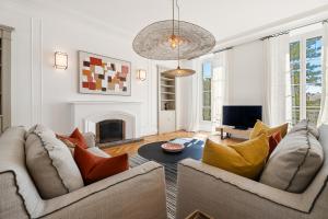 ニースにあるNice Renting - VICTOR - Historic Palace Luxury 3 Bedrooms Parkingの2つのソファと暖炉のあるリビングルーム