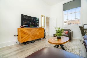 Televisyen dan/atau pusat hiburan di Characterful 2 Bed Apartment in Central Cheltenham