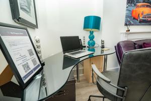 Televisyen dan/atau pusat hiburan di Characterful 2 Bed Apartment in Central Cheltenham