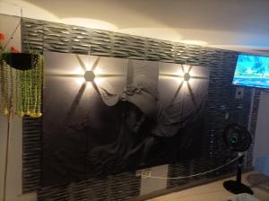 - une salle de bains avec deux lumières sur un mur dans l'établissement ALELI, NORTE cerca terminal, entr/sal aerpto, orquideorama,c de eventos valle del pcfco, base aérea mfs, à Cali