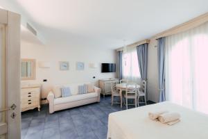 Postel nebo postele na pokoji v ubytování Baia Delphis Resort + 37 fotografií