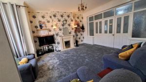 Old WalkerにあるMC Suitesのリビングルーム(青いソファ2台、暖炉付)