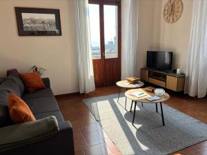 a living room with a couch and a tv at Casa Caterina in Intra