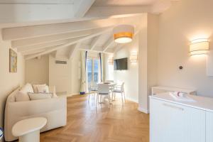 Μια τηλεόραση ή/και κέντρο ψυχαγωγίας στο A'mare Luxury Apartments