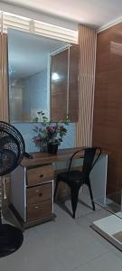 - un bureau avec une chaise et un bureau avec des fleurs dans l'établissement ALELI, NORTE cerca terminal, entr/sal aerpto, orquideorama,c de eventos valle del pcfco, base aérea mfs, à Cali