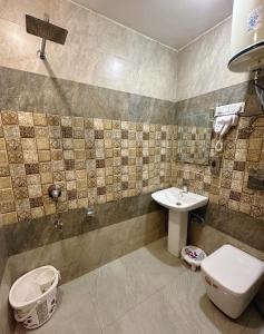 Bilik mandi di Faizzy residency