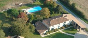 Piscina a Le Vieux Logis de la Galocherie o a prop