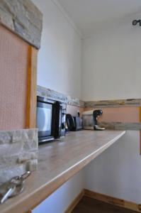 une cuisine avec un comptoir avec un micro-ondes dans l'établissement Hypercentre-Plage Cocon Cozy et Chaleureux de 50m2 "LES GALETS", au Havre