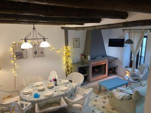 ein Wohnzimmer mit Tisch und Kamin in der Unterkunft La Plaza in Zufre