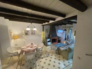 ein Wohnzimmer mit Tisch und Stühlen in der Unterkunft La Plaza in Zufre