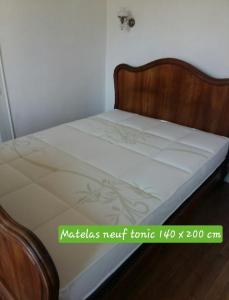 A bed or beds in a room at Gite de Chassigny