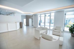 A seating area at Vasto Aparthotel