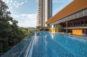 Bazén v ubytování Spacious Muji Homestay with IOI Mall & KL View nebo v jeho okolí