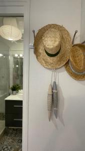 een badkamer met een deur met een hoed en keukengerei bij Au son des Cigales in Cassis