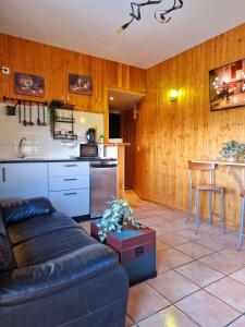 a living room with a couch and a kitchen at Casa Anna Rancho Pancho in Alhaurín el Grande