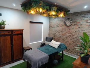una habitación con una cama y una pared de ladrillo en Joy Haven - Open Plan Studio, en Centurion 15 fotos más
