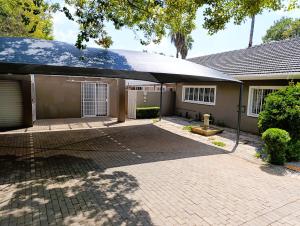 una casa con un pabellón delante de ella en Joy Haven - Open Plan Studio, en Centurion