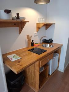 een keuken met een houten aanrecht met een wastafel bij IN SETUBAL apartaments in Setúbal