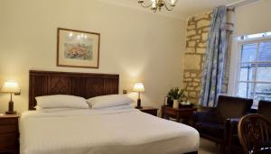Postel nebo postele na pokoji v ubytování Noel Arms - "A Bespoke Hotel"