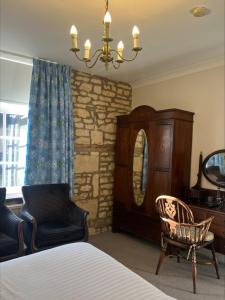 Postel nebo postele na pokoji v ubytování Noel Arms - "A Bespoke Hotel"