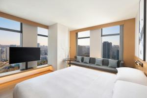 杭州市にあるFairfield by Marriott Hangzhou Gongshuのベッドと薄型テレビがあるホテルの部屋 +20枚の写真